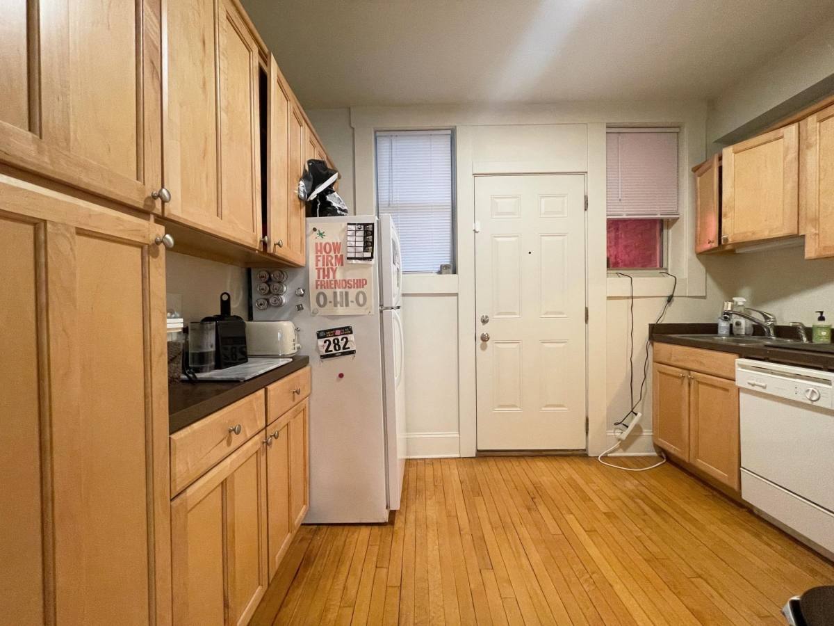 Apartment for rent at 1423 W Farwell Ave, Chicago, IL 60626