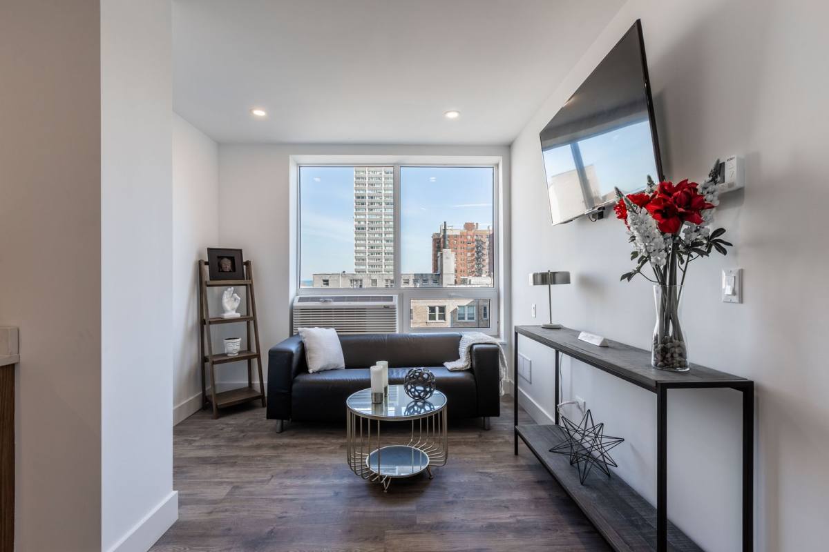 Apartment for rent at 941 W Carmen Ave, Chicago, IL 60640
