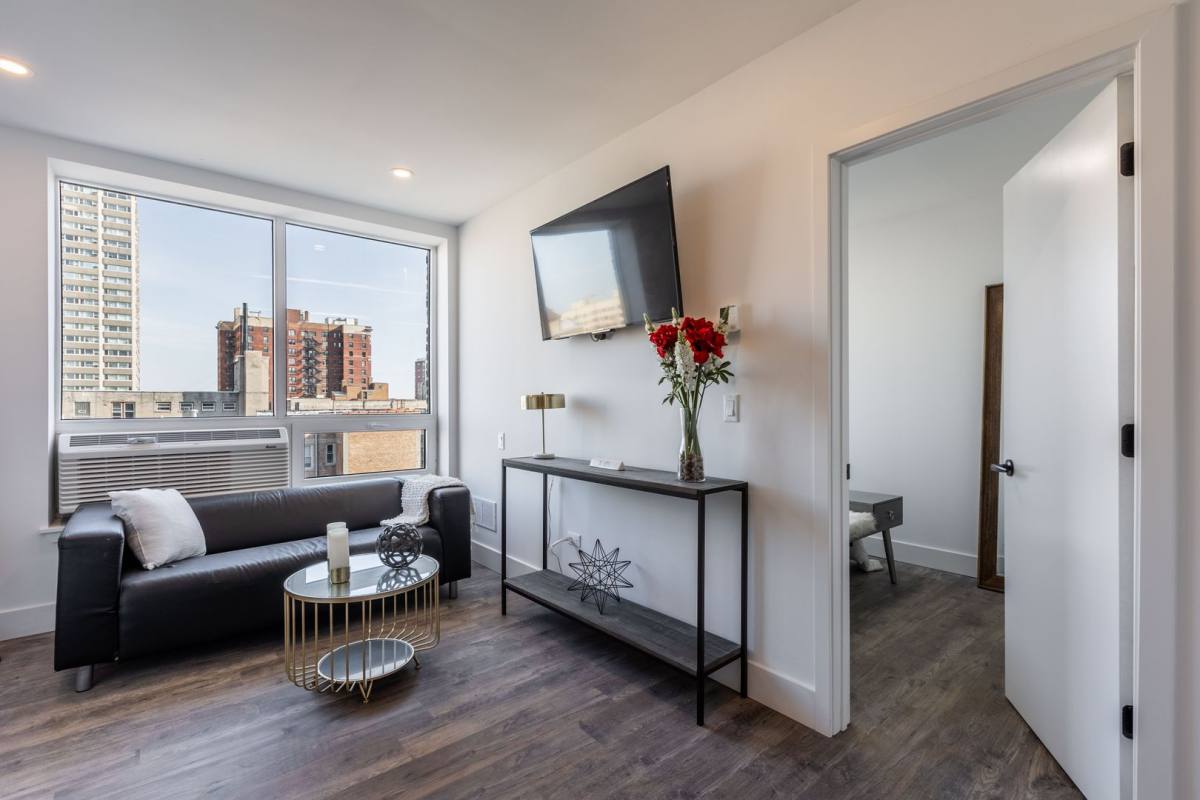 Apartment for rent at 941 W Carmen Ave, Chicago, IL 60640