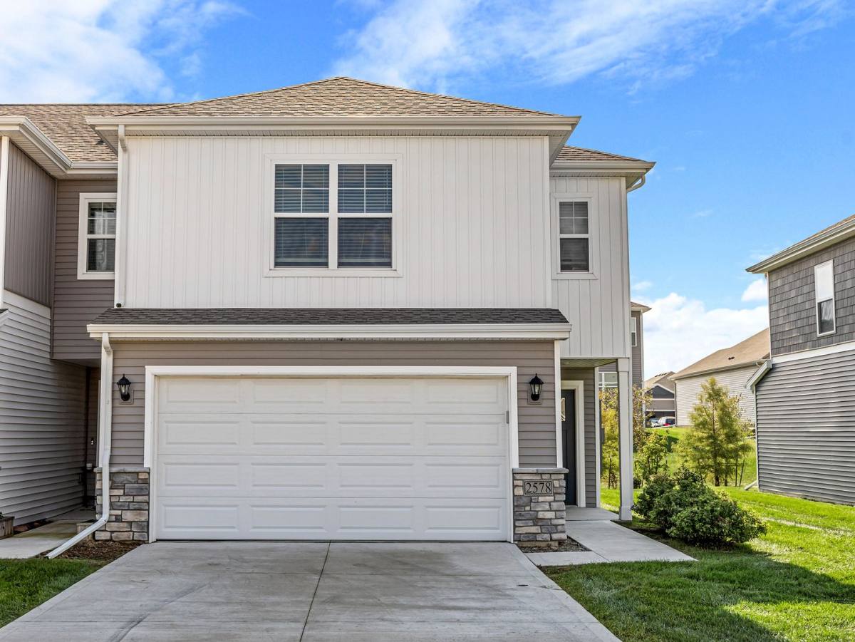 Townhouse for rent at 2578 SE Morningdew Dr, West Des Moines, IA 50265