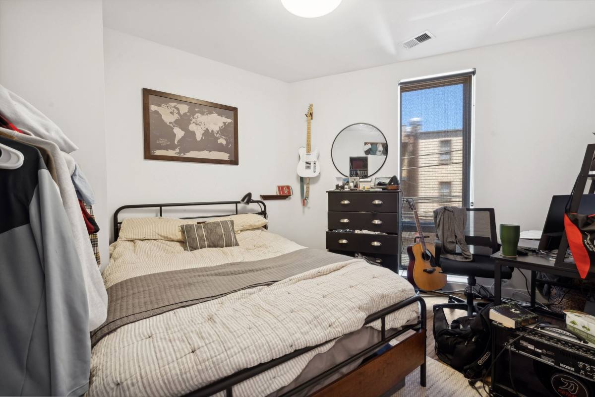 Apartment for rent at 1045 W Cornelia Ave, Chicago, IL 60657