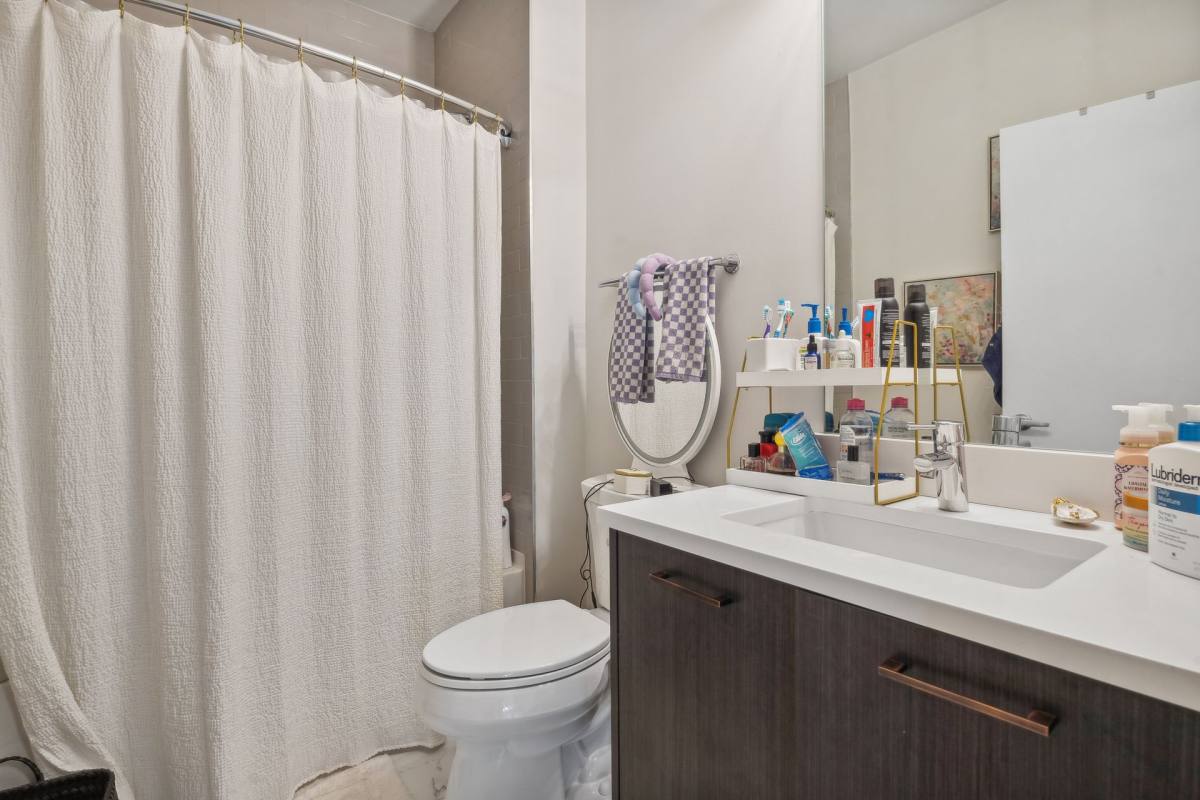 Apartment for rent at 1045 W Cornelia Ave, Chicago, IL 60657