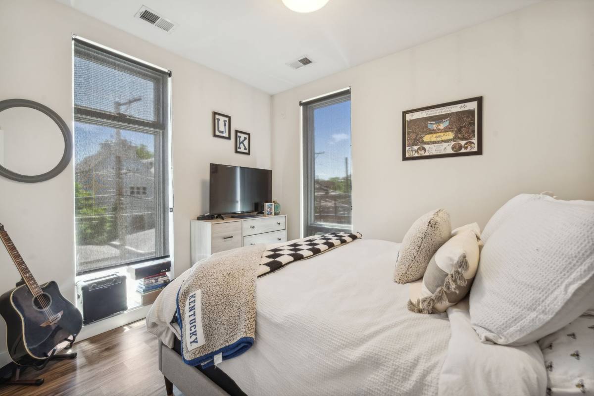 Apartment for rent at 1045 W Cornelia Ave, Chicago, IL 60657