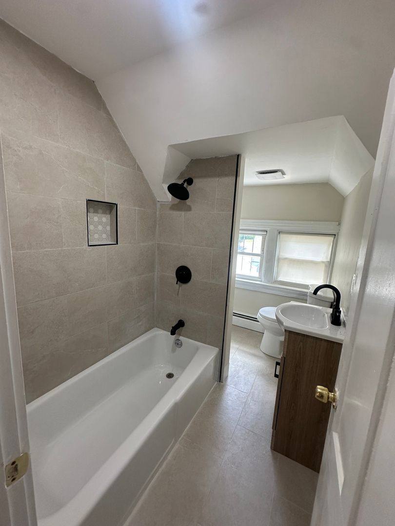 Apartment for rent at 11 Dedford St, East Greenwich, RI 02818