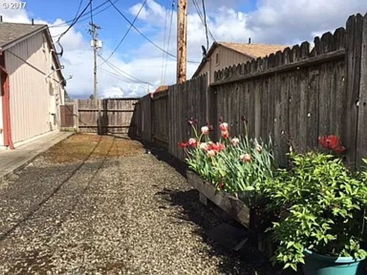 Apartment for rent at 400, 402, 406, 408, 410 & 412 W Second Ave, Sutherlin, OR 97479