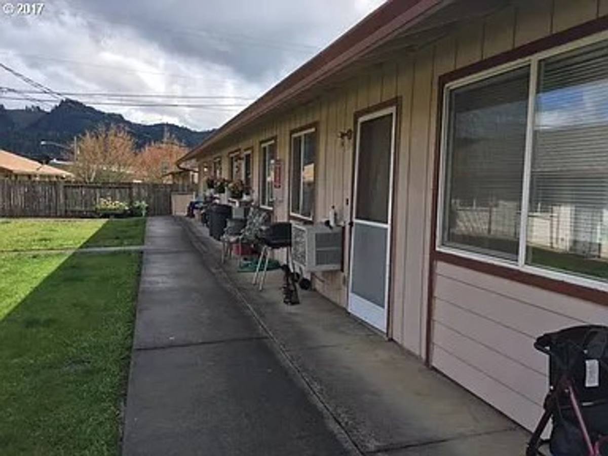 Apartment for rent at 400, 402, 406, 408, 410 & 412 W Second Ave, Sutherlin, OR 97479