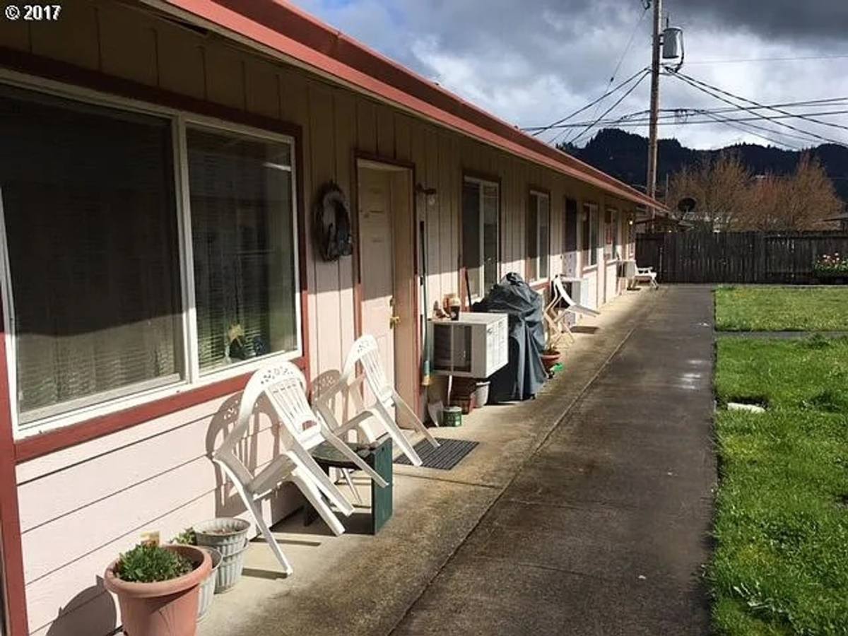 Apartment for rent at 400, 402, 406, 408, 410 & 412 W Second Ave, Sutherlin, OR 97479
