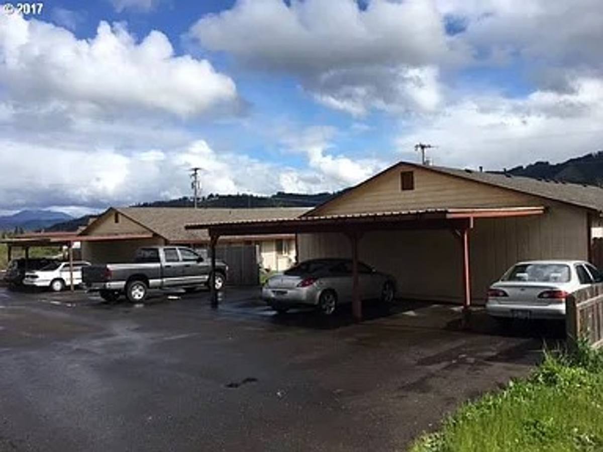 Apartment for rent at 400, 402, 406, 408, 410 & 412 W Second Ave, Sutherlin, OR 97479