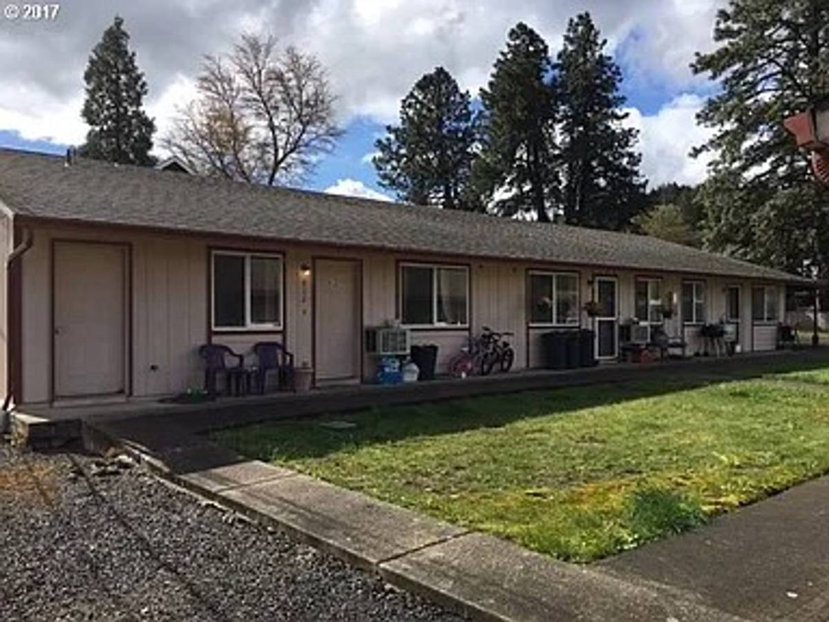 Apartment for rent at 400, 402, 406, 408, 410 & 412 W Second Ave, Sutherlin, OR 97479