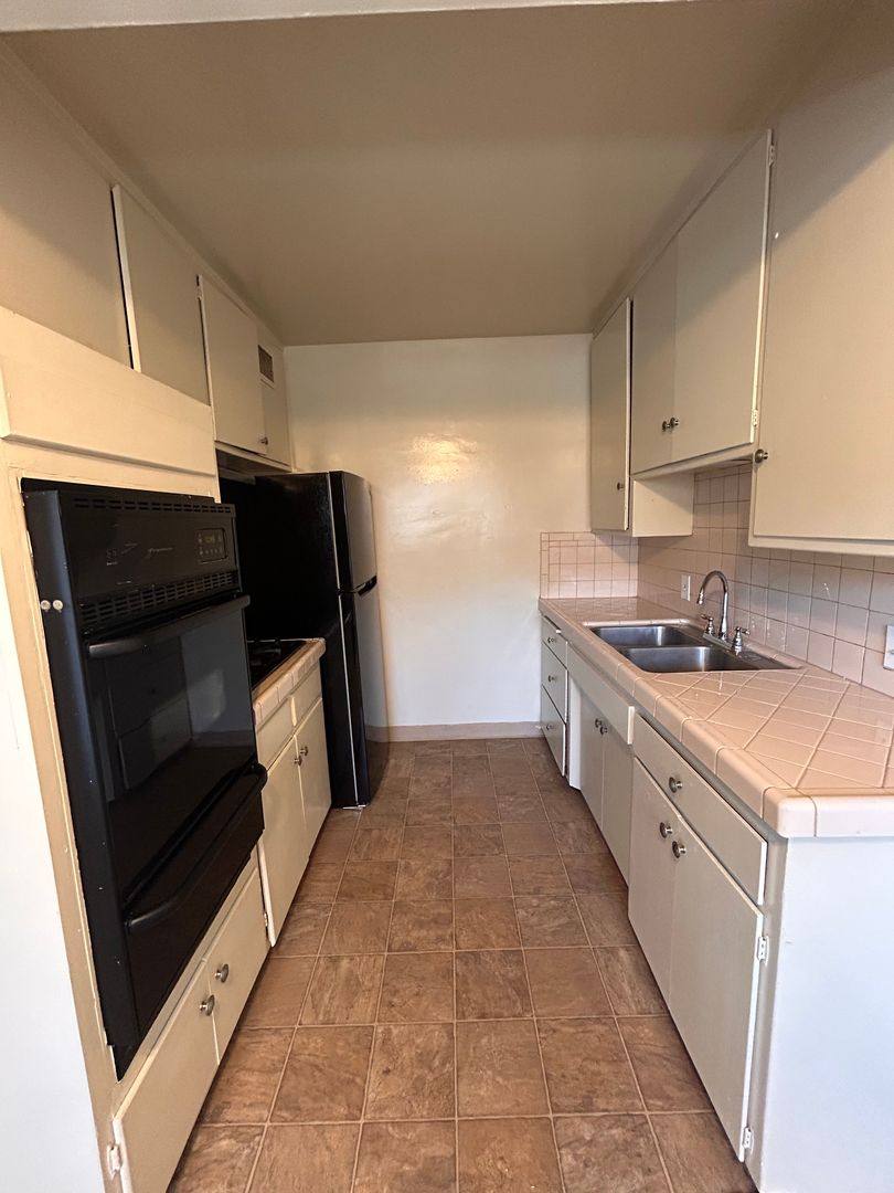 Apartment for rent at 521 S Grevillea Ave, Inglewood, CA 90301