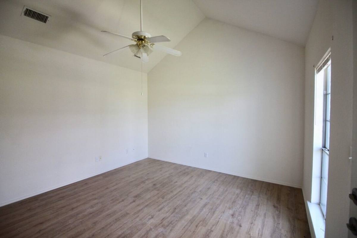 Apartment for rent at 112-114 Collett Court, Weatherford, TX 76088