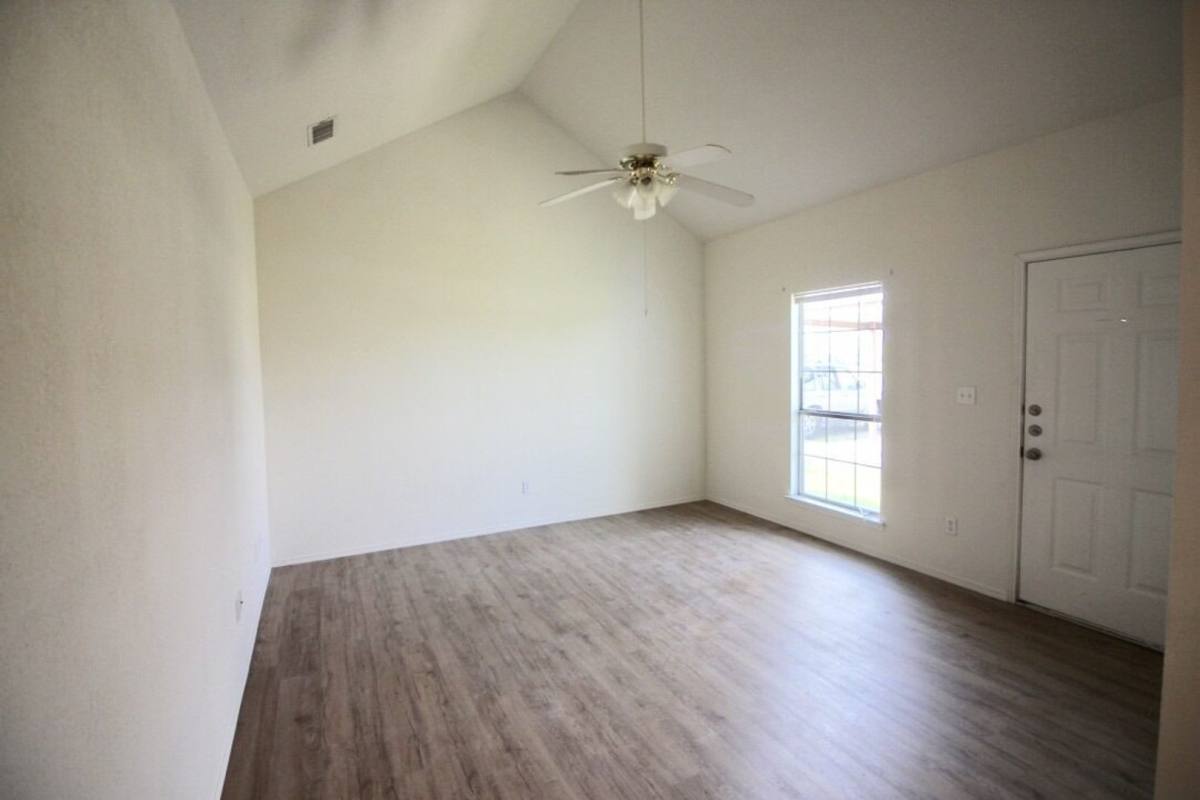 Apartment for rent at 112-114 Collett Court, Weatherford, TX 76088