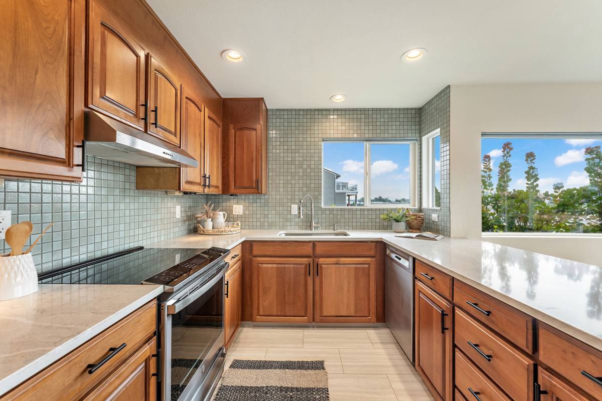 Condo for rent at 540 N Hayden Bay Dr, Portland, OR 97217