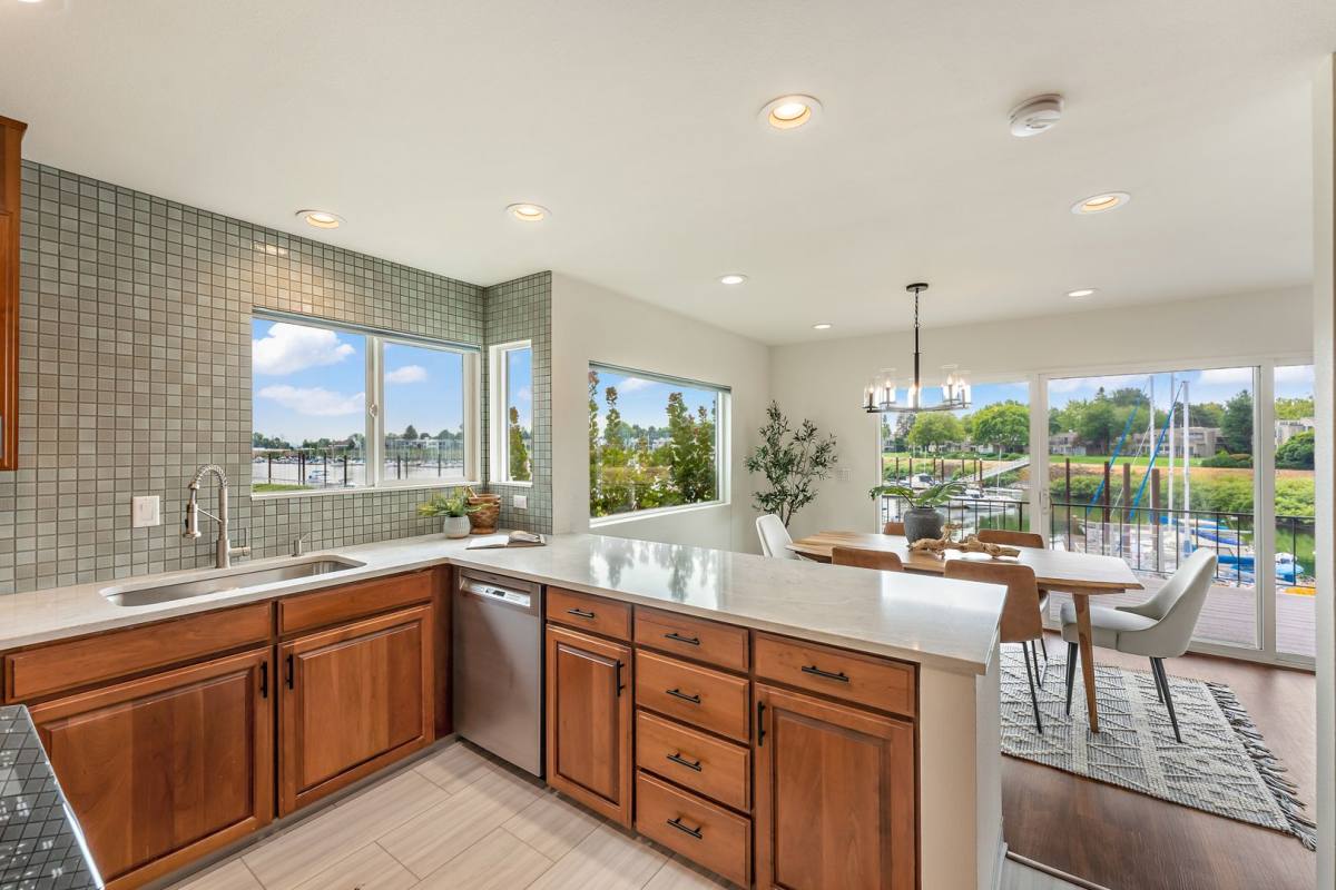 Condo for rent at 540 N Hayden Bay Dr, Portland, OR 97217