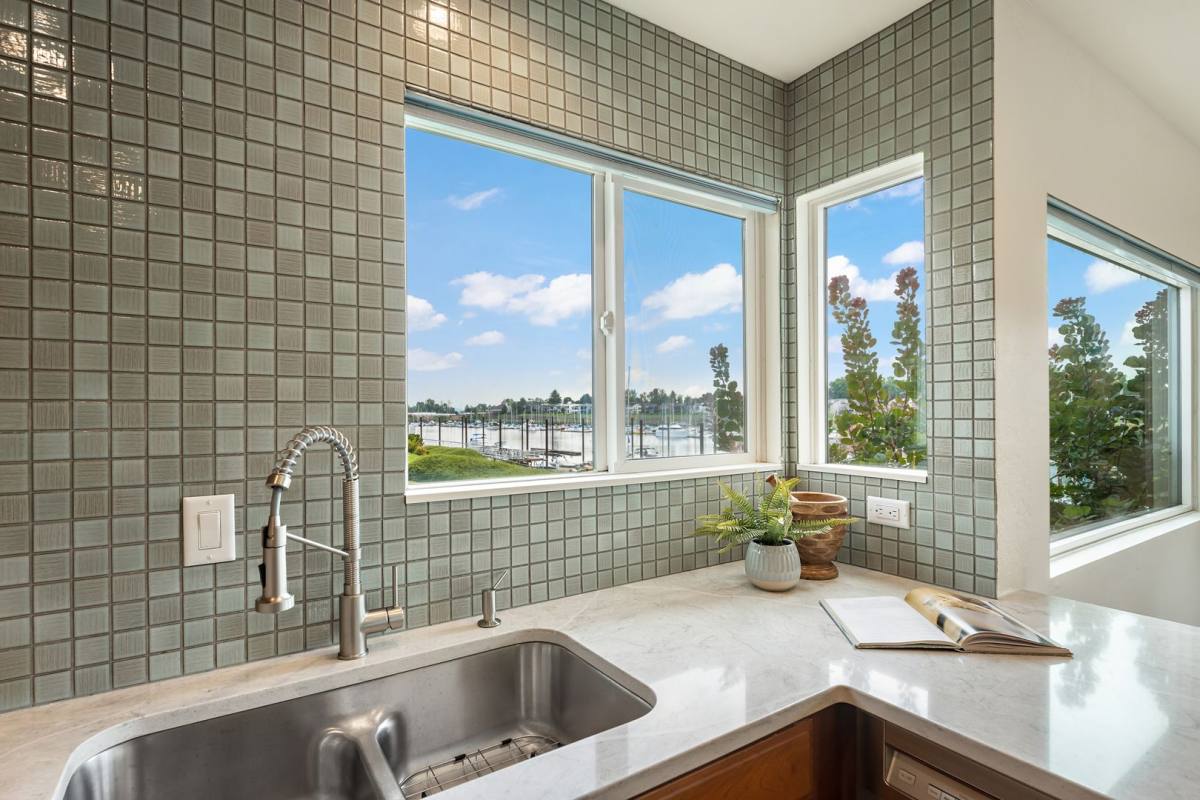 Condo for rent at 540 N Hayden Bay Dr, Portland, OR 97217