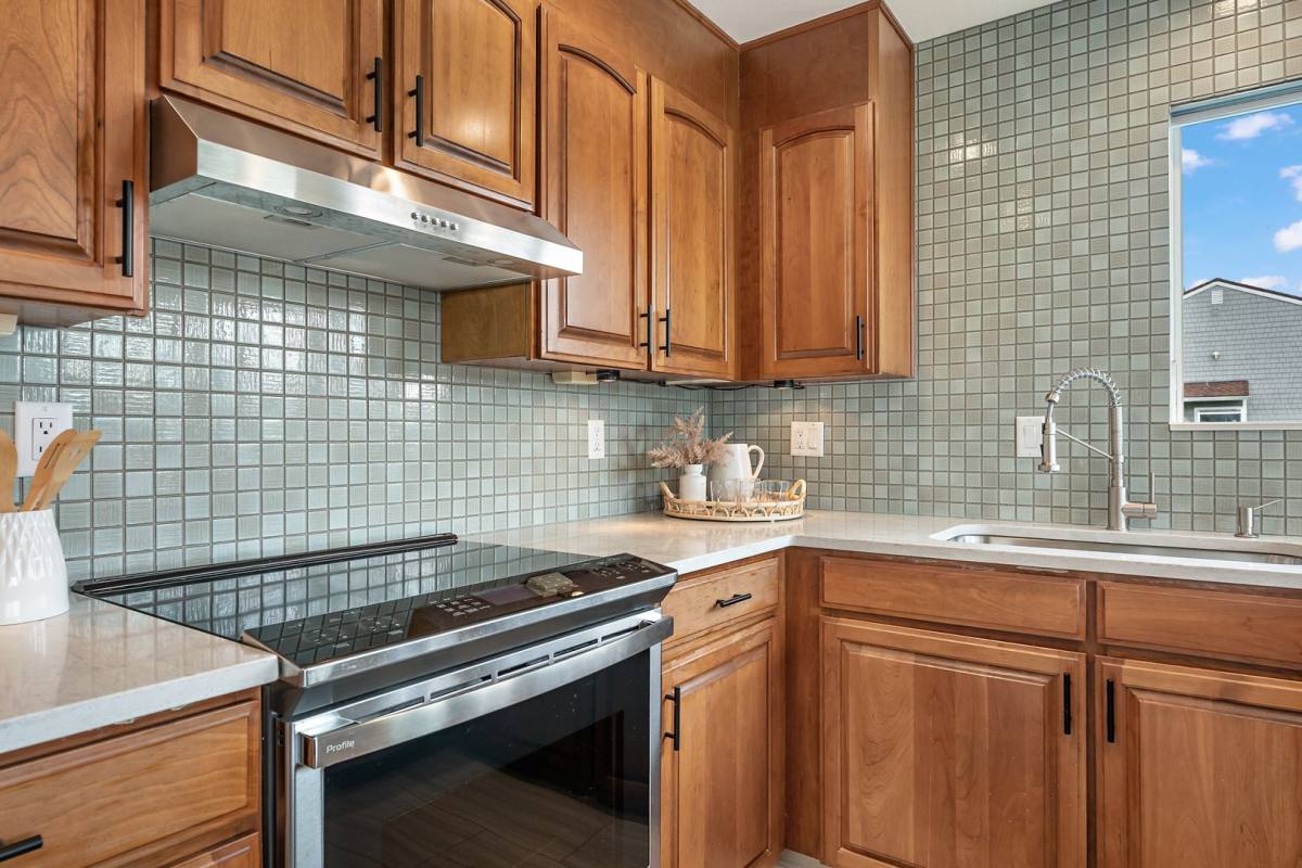 Condo for rent at 540 N Hayden Bay Dr, Portland, OR 97217