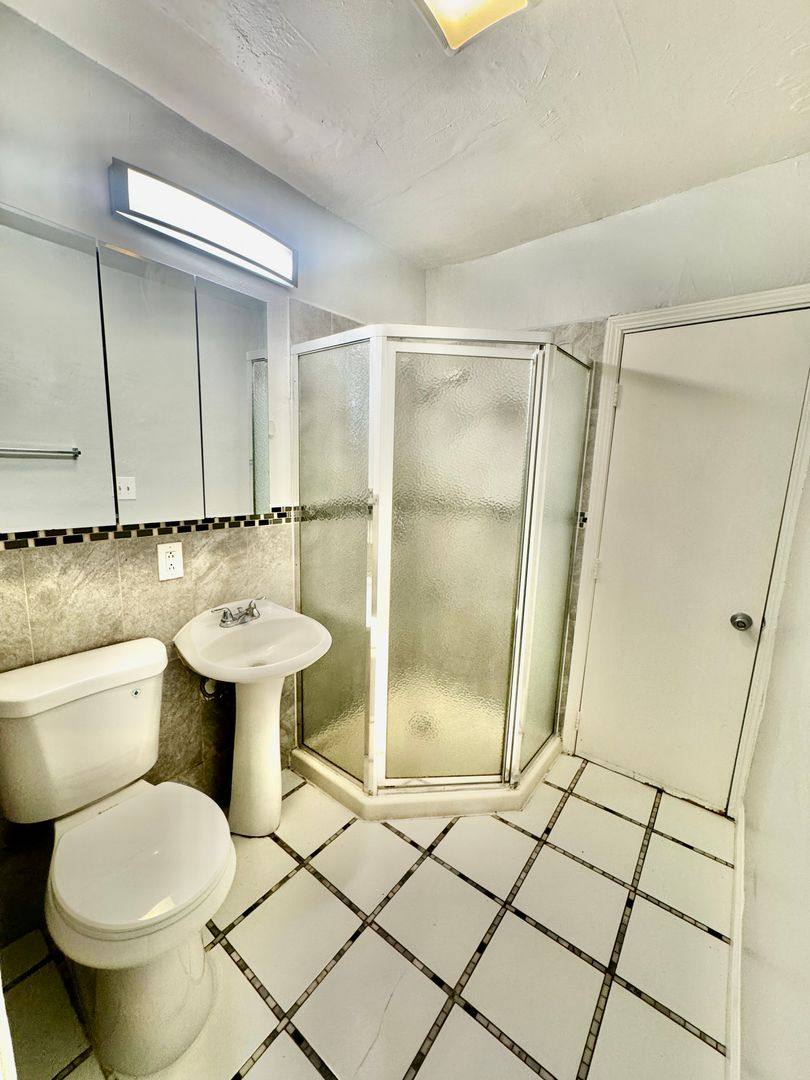 Apartment for rent at 1409-1411 Junipero Ave, Long Beach, CA 90804