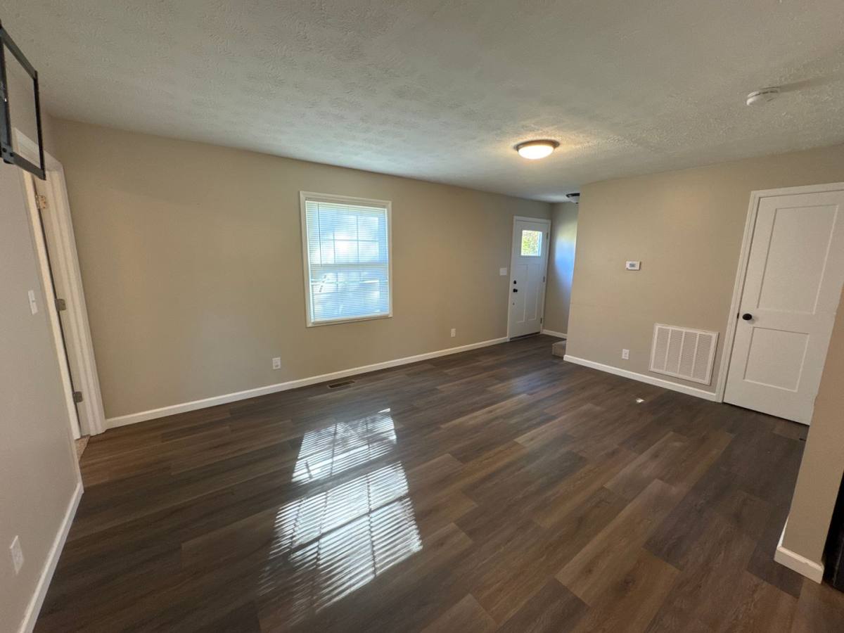 Apartment for rent at 11472 US-Highway, Calvert City, KY 42029