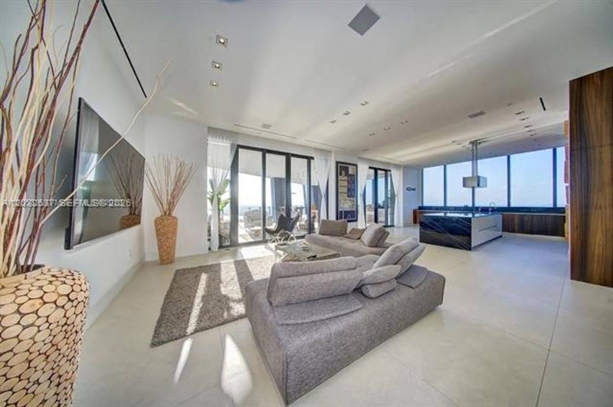 Apartment for rent at 17141 Collins Ave, North Miami Beach, FL 33160