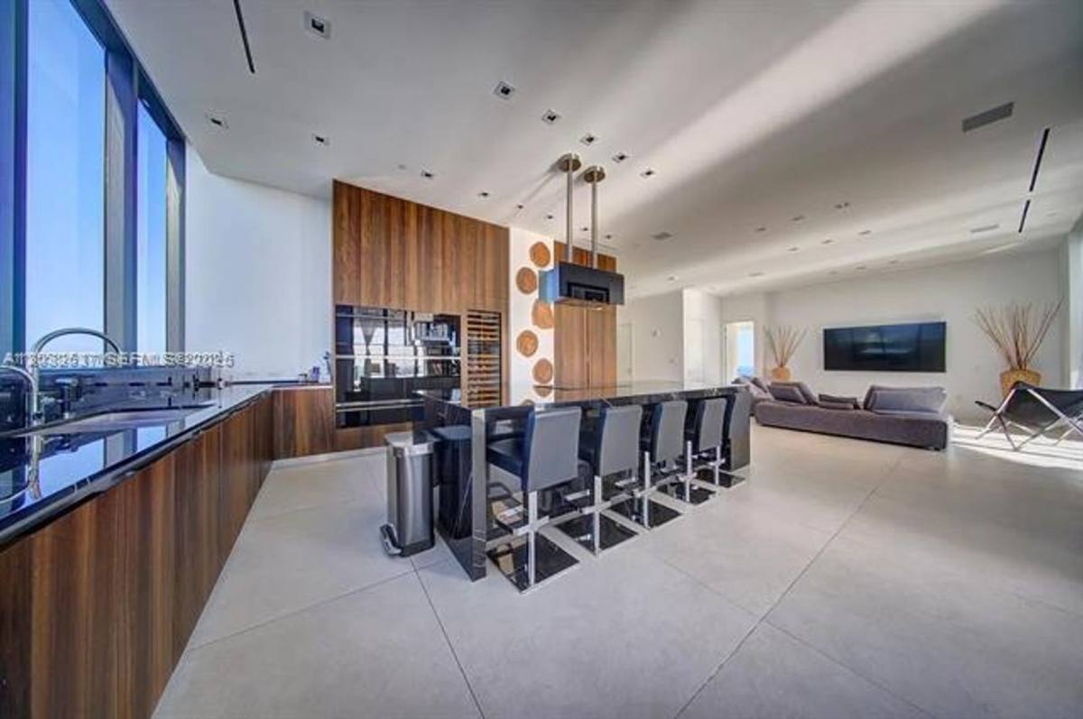 Apartment for rent at 17141 Collins Ave, North Miami Beach, FL 33160