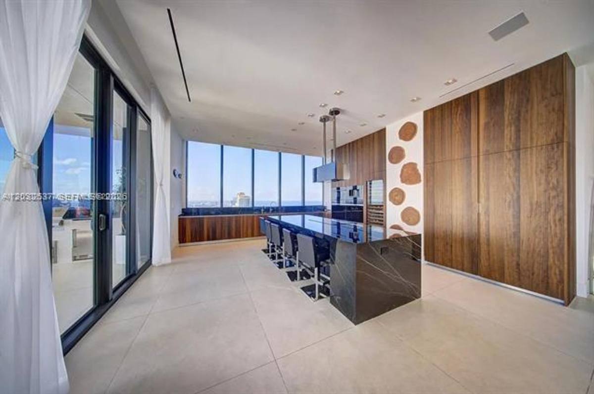 Apartment for rent at 17141 Collins Ave, North Miami Beach, FL 33160