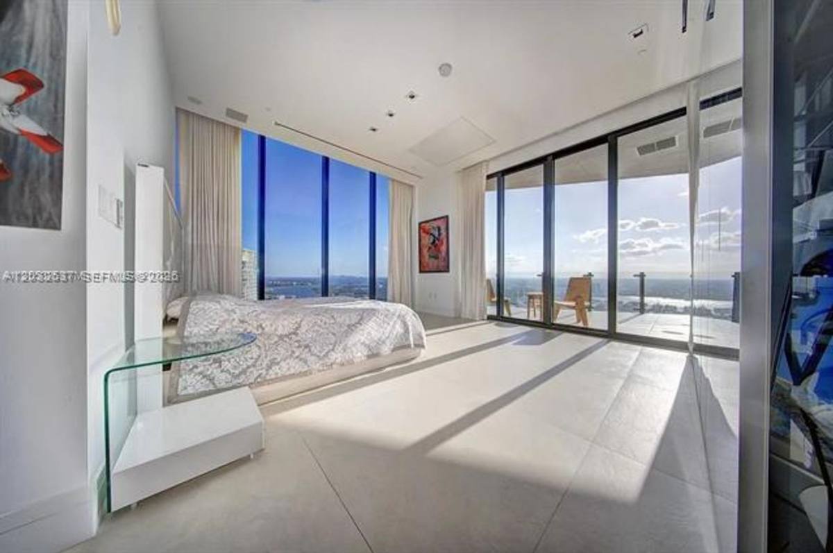 Apartment for rent at 17141 Collins Ave, North Miami Beach, FL 33160