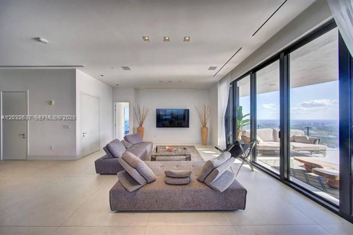 Apartment for rent at 17141 Collins Ave, North Miami Beach, FL 33160