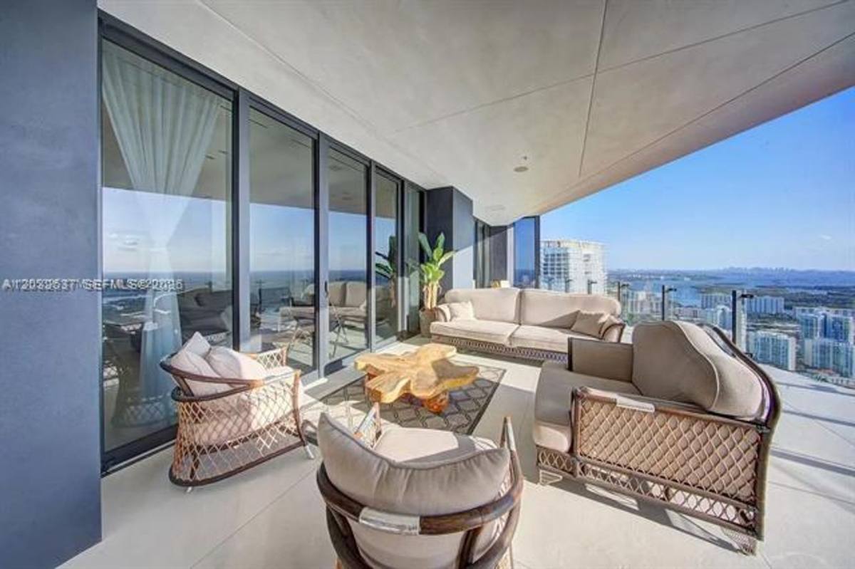Apartment for rent at 17141 Collins Ave, North Miami Beach, FL 33160