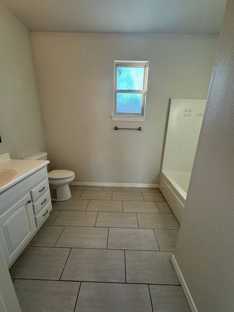 Apartment for rent at 401 S Davis Ave, Claremore, OK 74017