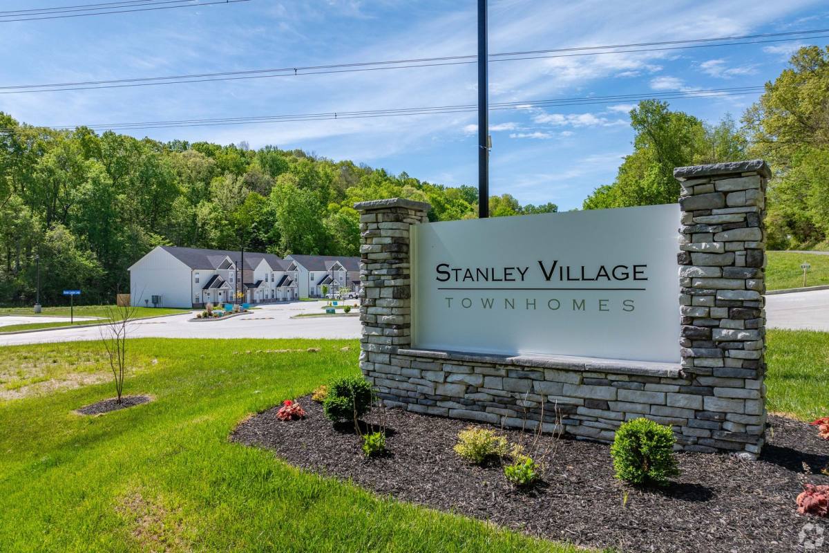 Townhouse for rent at 100 Henry Dr, Burns, TN 37029