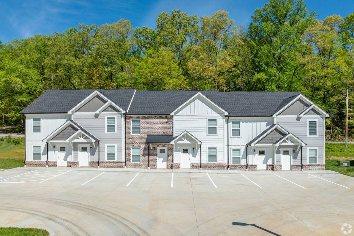 Townhouse for rent at 100 Henry Dr, Burns, TN 37029