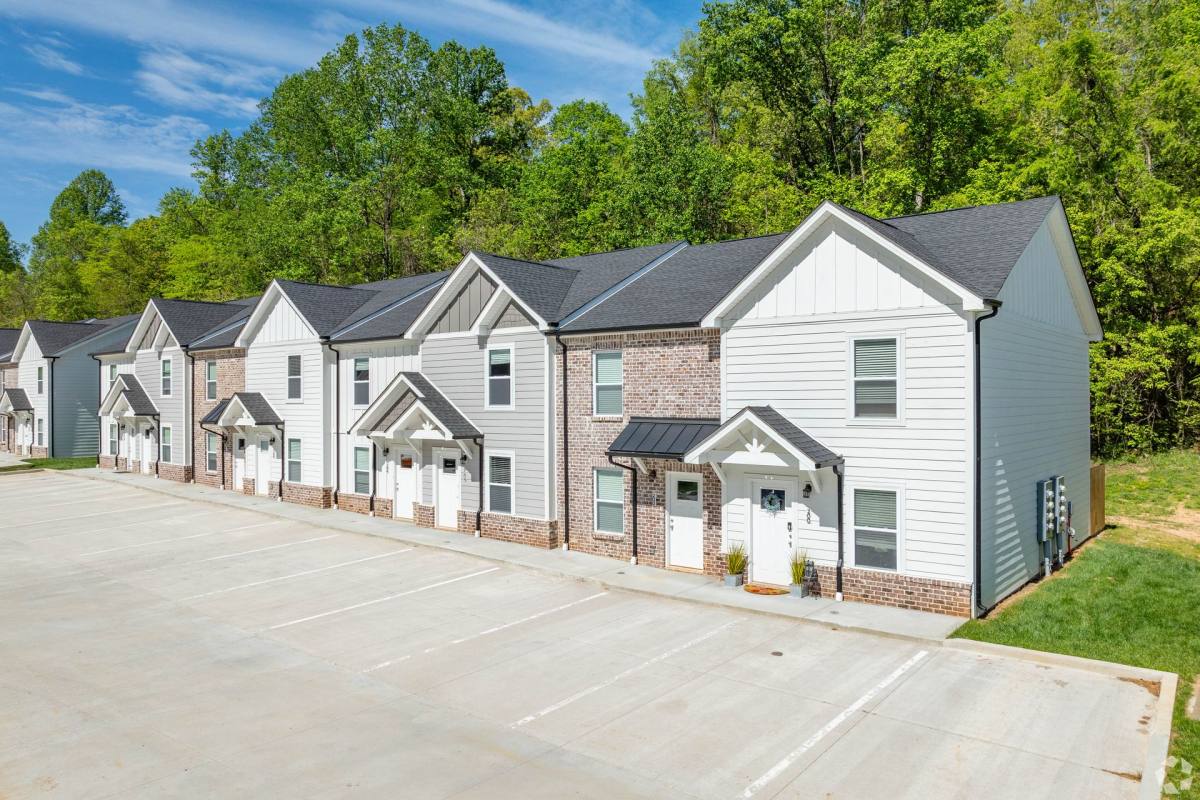 Townhouse for rent at 100 Henry Dr, Burns, TN 37029