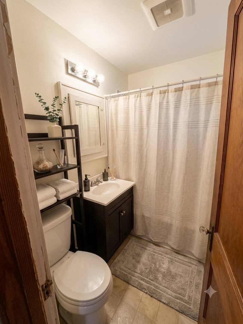 Apartment for rent at 3830 W Mount Vernon Ave, Milwaukee, WI 53208