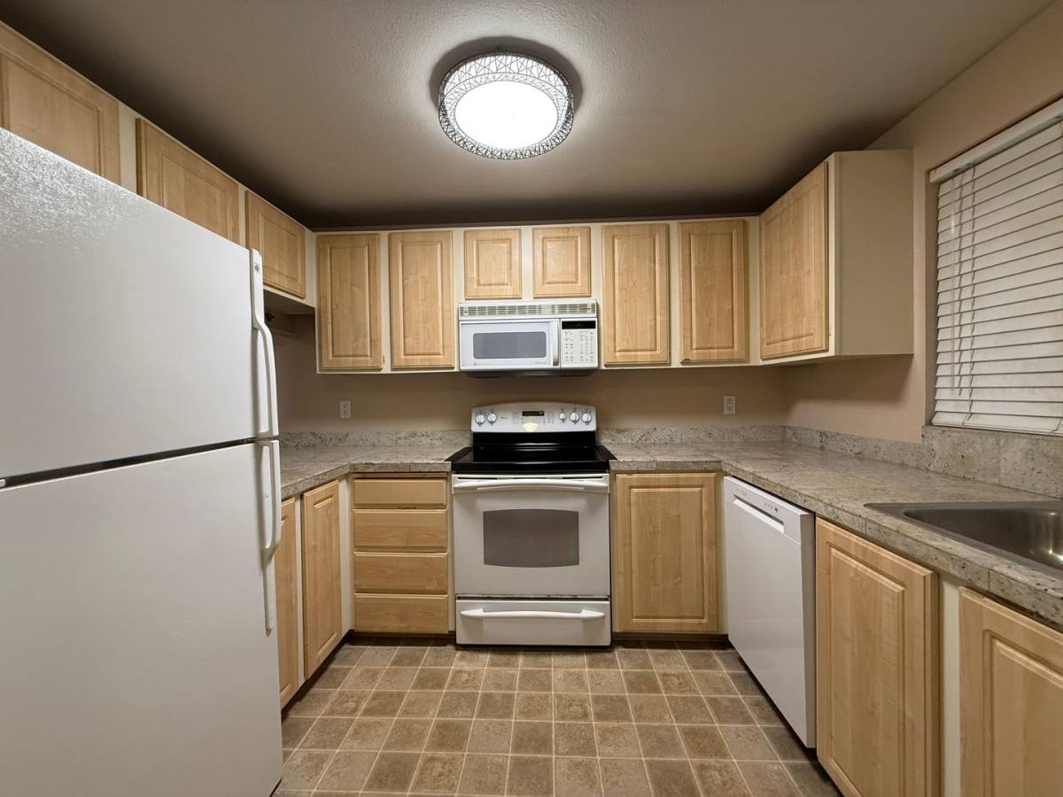 Condo for rent at 11112 NE 124th Lane - D114, Kirkland, WA 98034