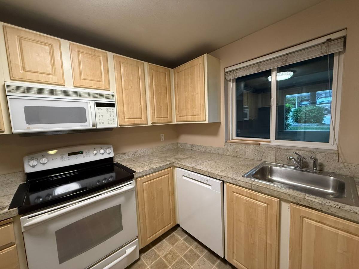 Condo for rent at 11112 NE 124th Lane - D114, Kirkland, WA 98034