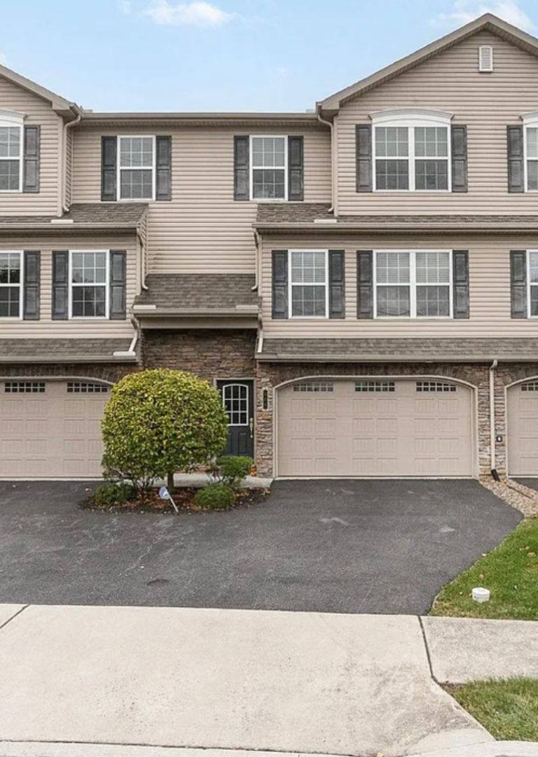 Townhouse for rent at 108 Schoolhouse Rd, Mechanicsburg, PA 17055
