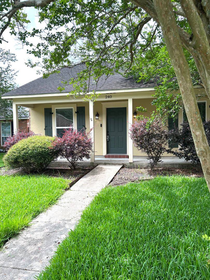 House for rent at 240 Meadow Bend Dr, Baton Rouge, LA 70820