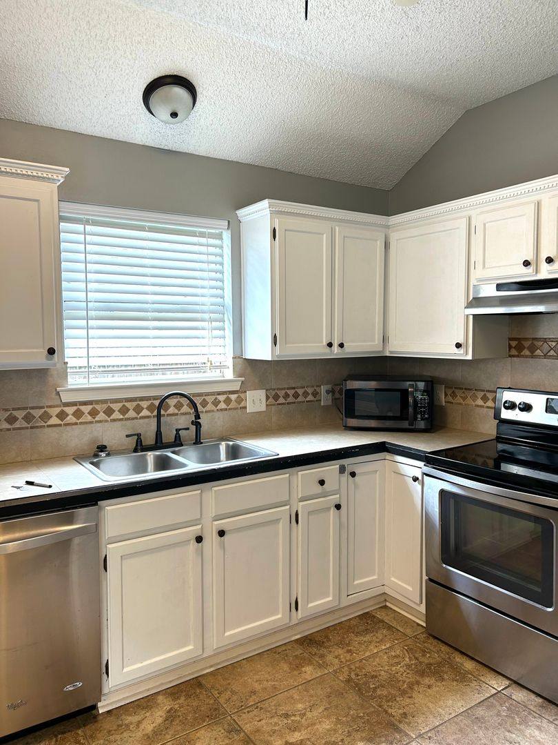House for rent at 240 Meadow Bend Dr, Baton Rouge, LA 70820
