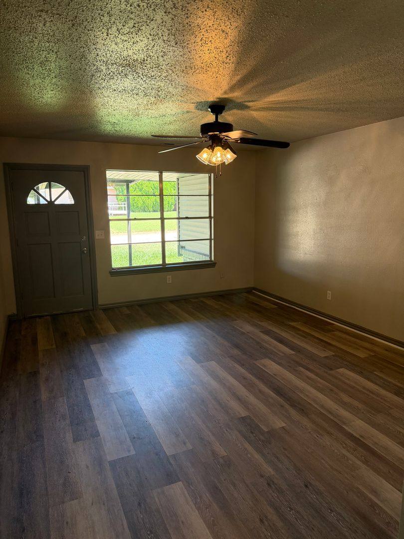 House for rent at 1009 Shalimar Dr, Oklahoma City, OK 73115