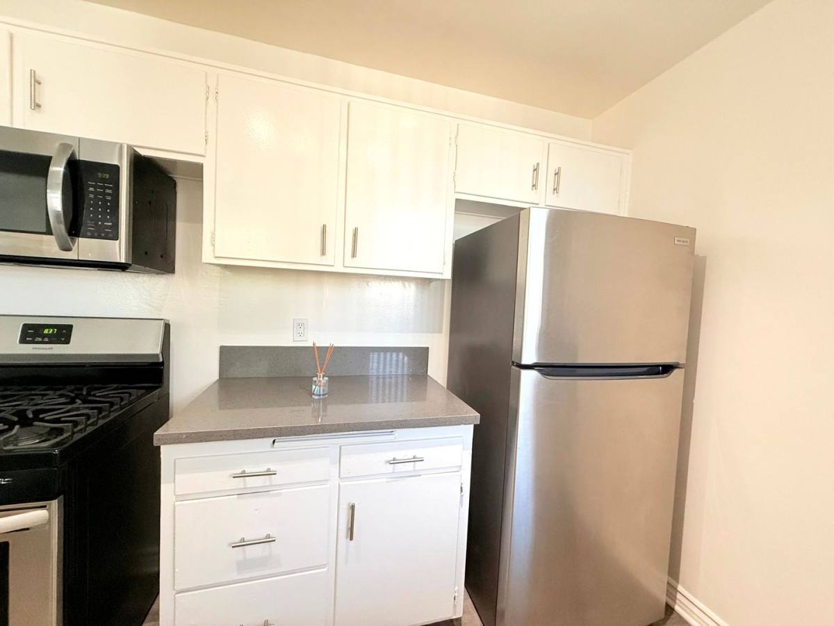 Apartment for rent at 1029 N Ardmore Ave, Los Angeles, CA 90029