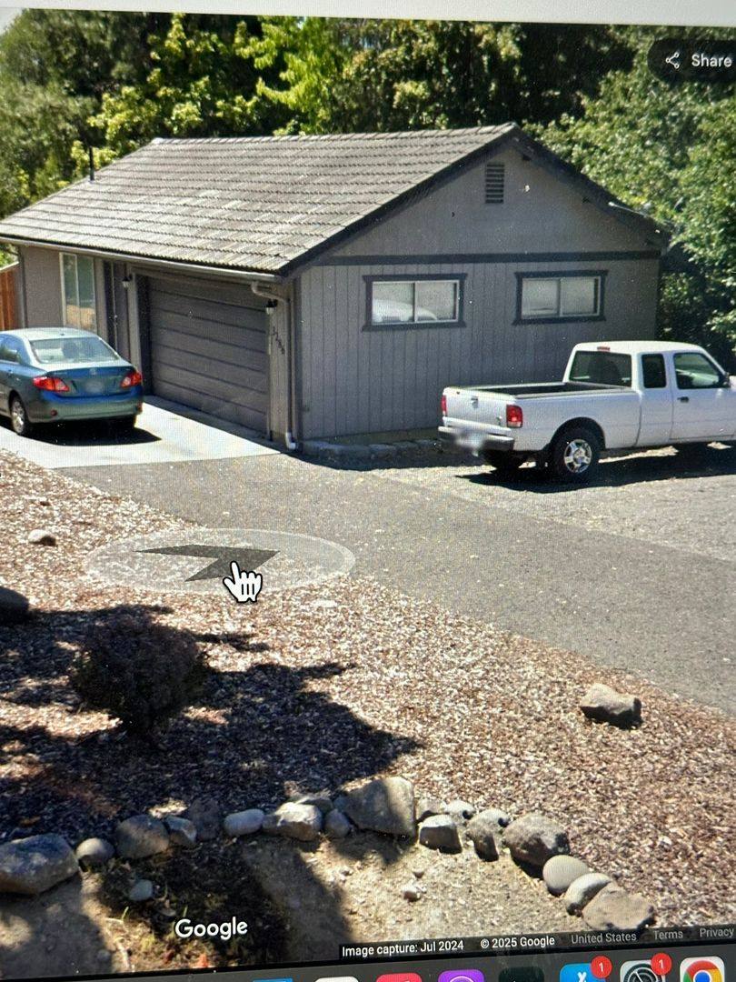 House for rent at 3286 Sycamore Way, Medford, OR 97504