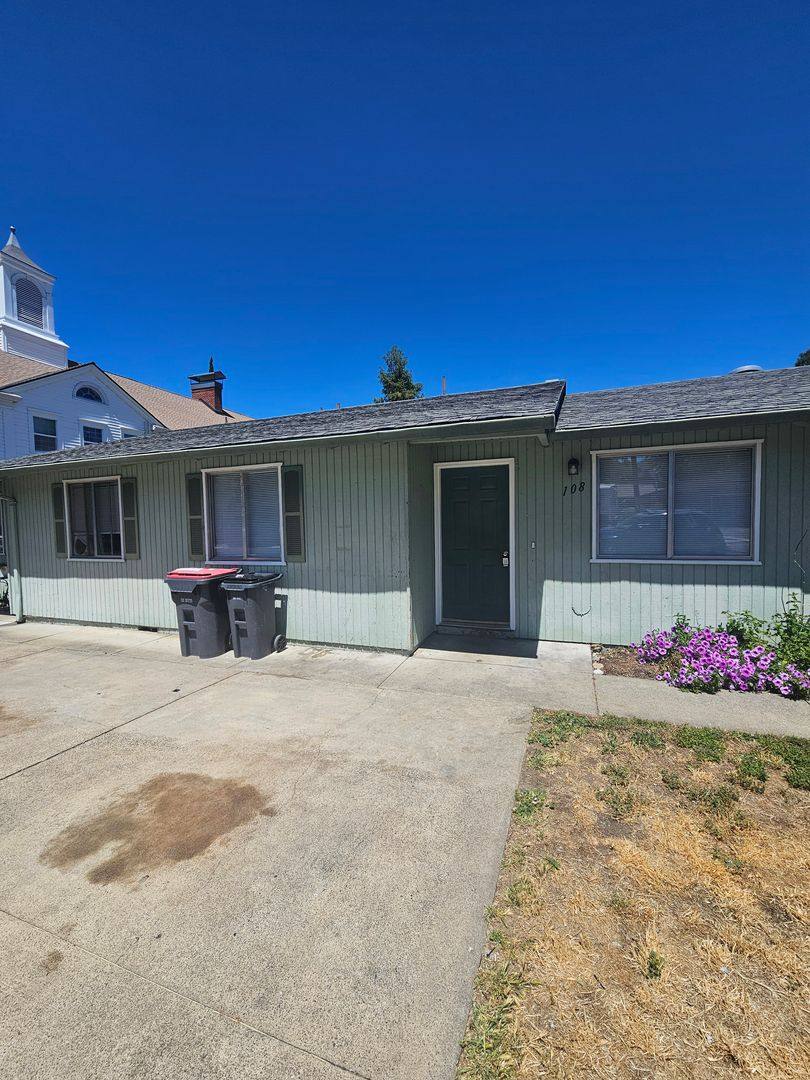 Apartment for rent at 104 06 08 10 N Church St, Phoenix, OR 97535