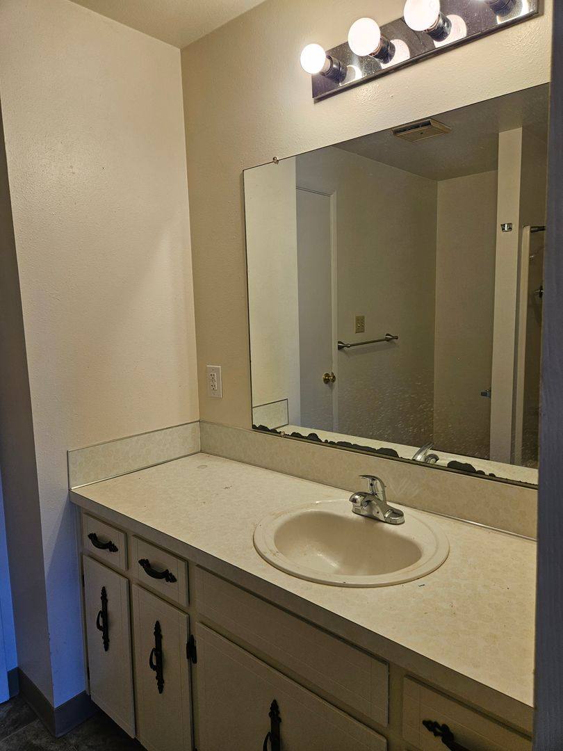 Apartment for rent at 104 06 08 10 N Church St, Phoenix, OR 97535