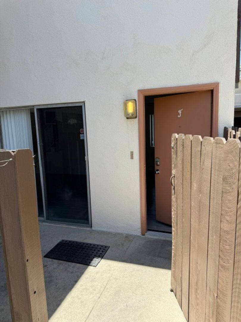 Apartment for rent at 1011 W Angeleno Ave, Burbank, CA 91506