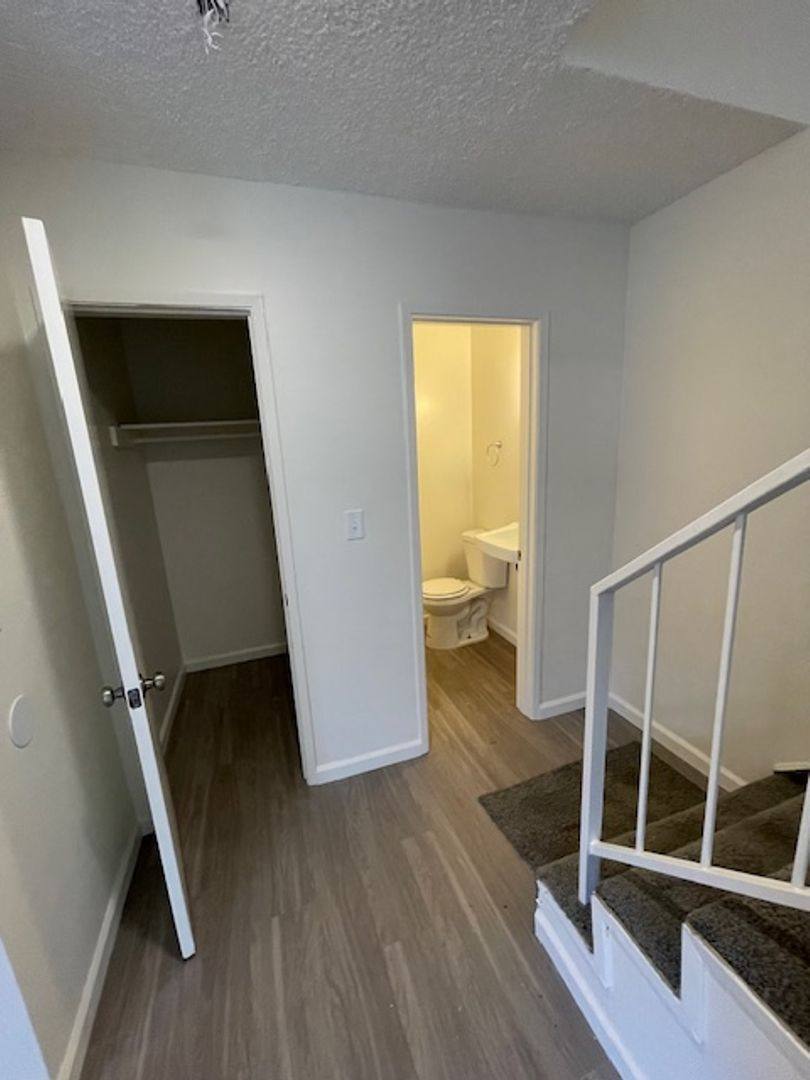 Apartment for rent at 1011 W Angeleno Ave, Burbank, CA 91506