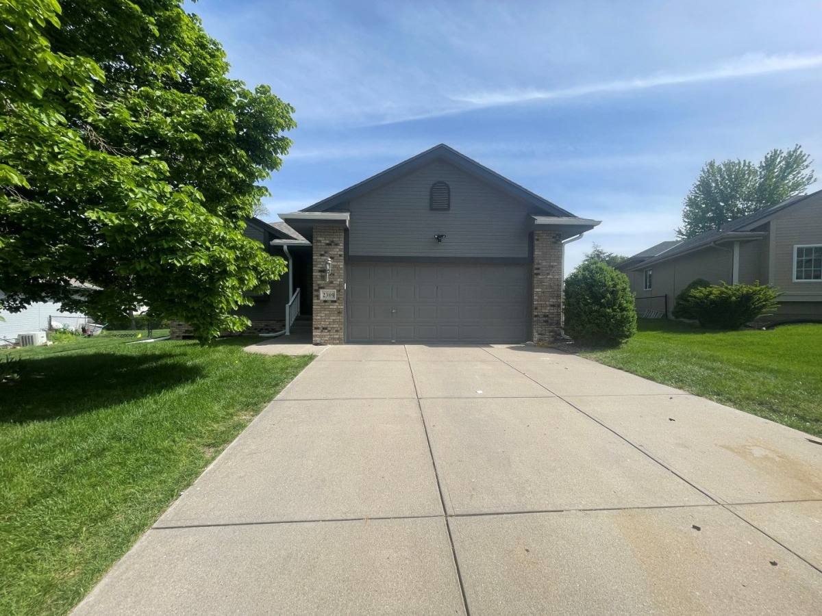 House for rent at 2309 Aberdeen Dr, Papillion, NE 68133