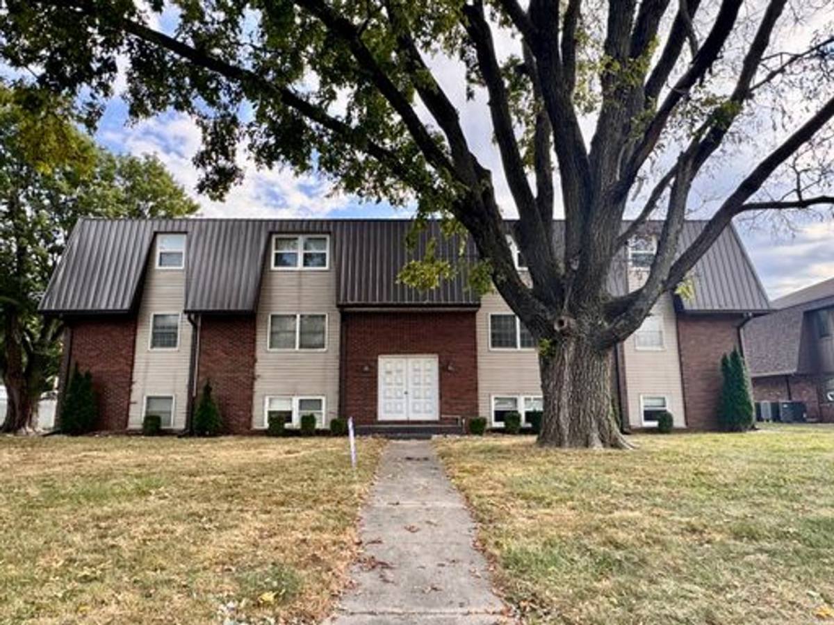 Apartment for rent at 509 513 Charleston Ave, Mattoon, IL 61938
