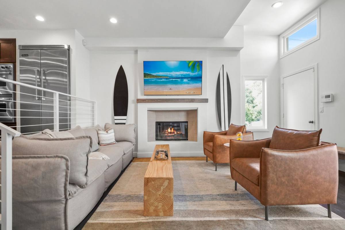 House for rent at 9842 Portola Dr, Beverly Hills, CA 90210