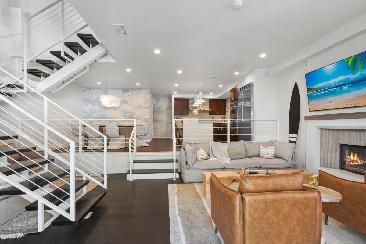 House for rent at 9842 Portola Dr, Beverly Hills, CA 90210