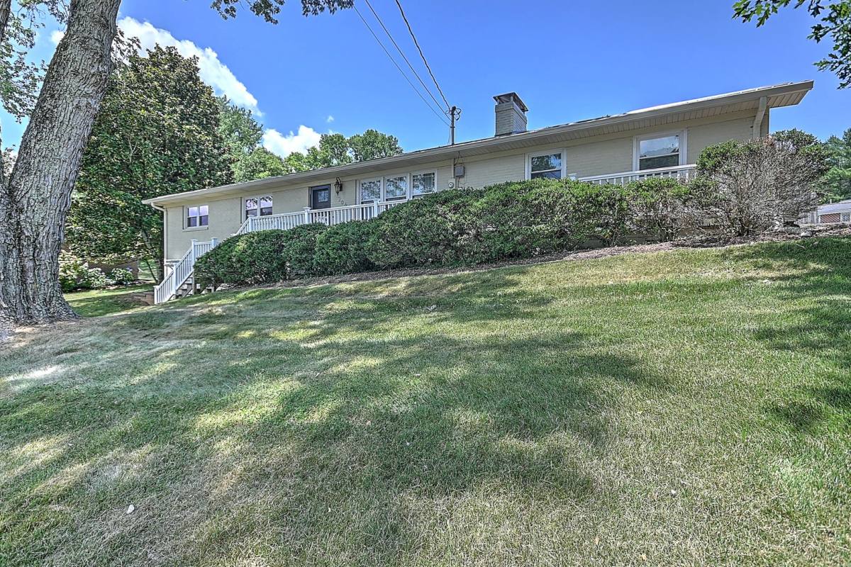 House for rent at 206 Sequoyah Dr, Johnson City, TN 37604